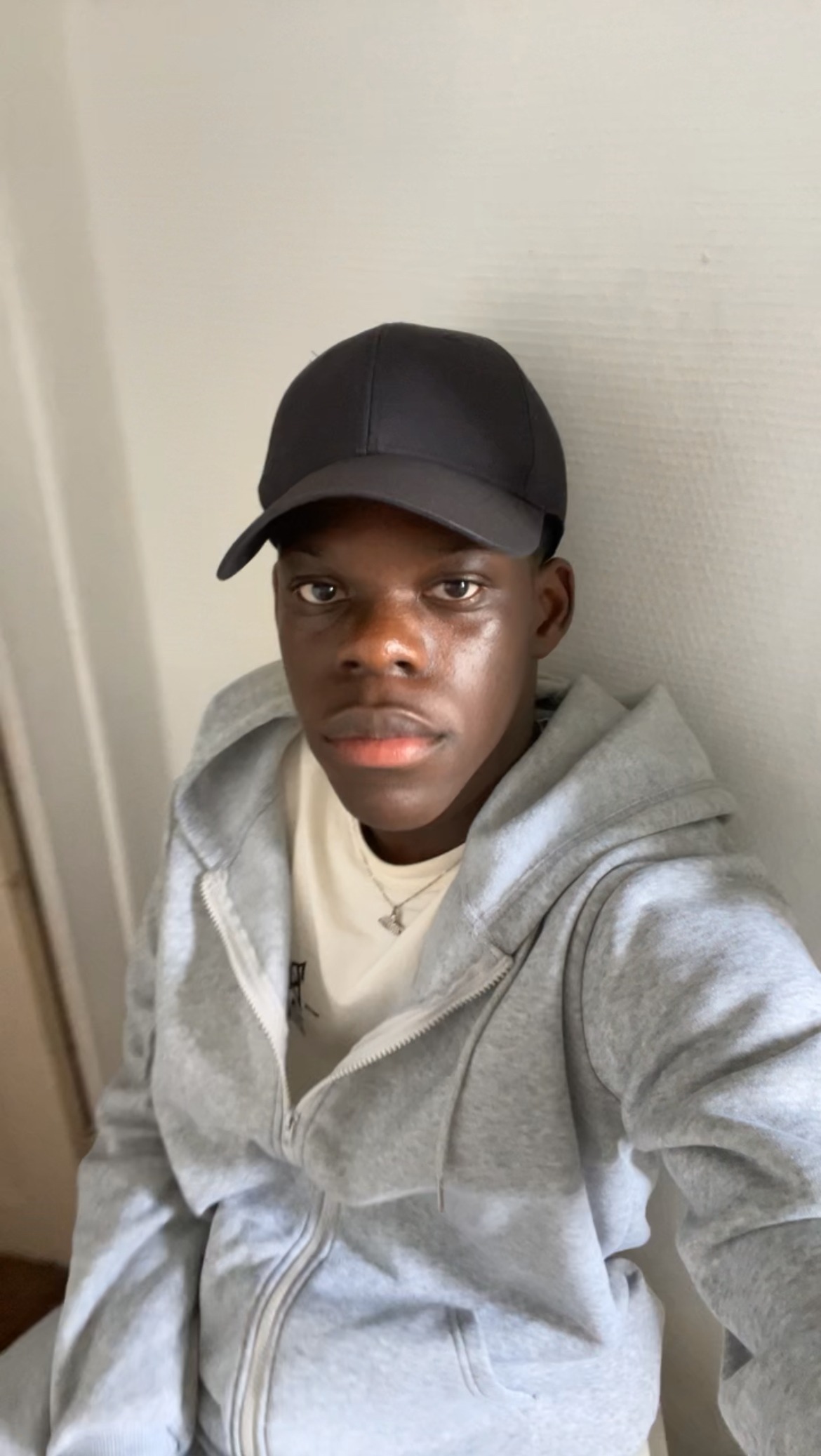 Perfil de Glenn, 19 años, escort gay en Ojos Negros