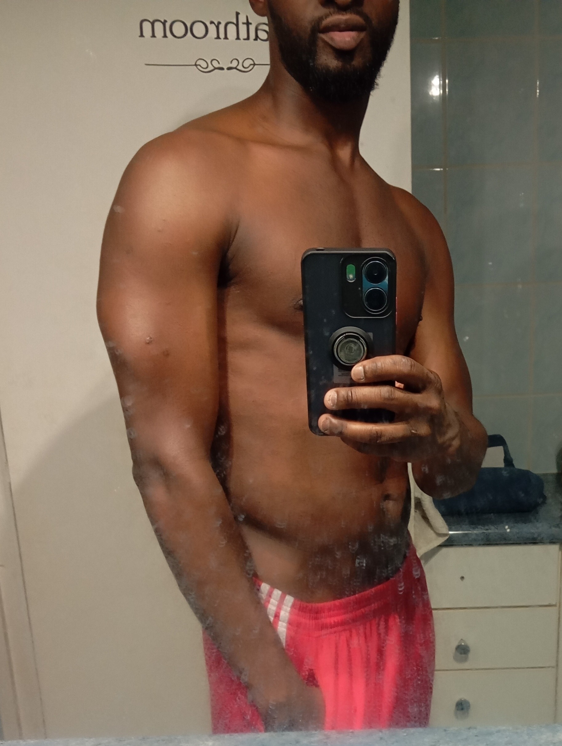 Perfil de Elhadj, 29 años, escort gay en Alpeñés